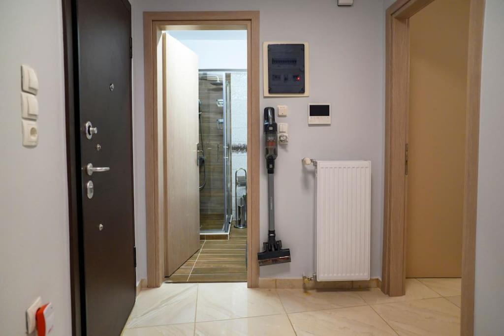 Fresh Spicy 1bd Amusement Arcade Apartment