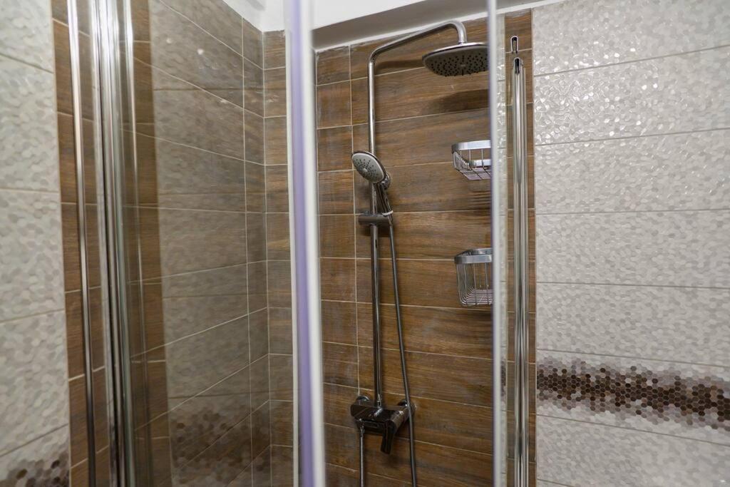 Fresh Spicy 1bd Amusement Arcade Apartment
